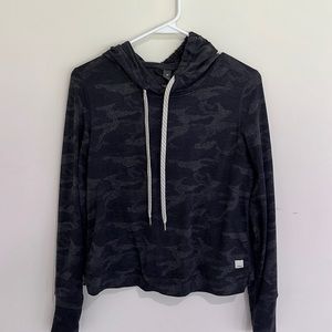 Vuori cropped camo hoodie